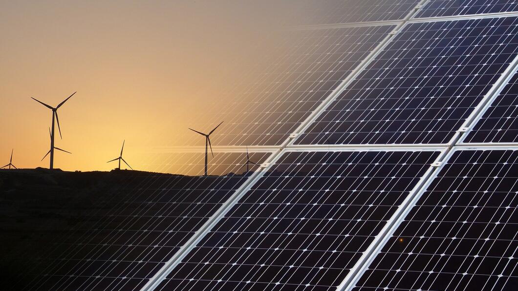 Windmolens en zonnepanelen.