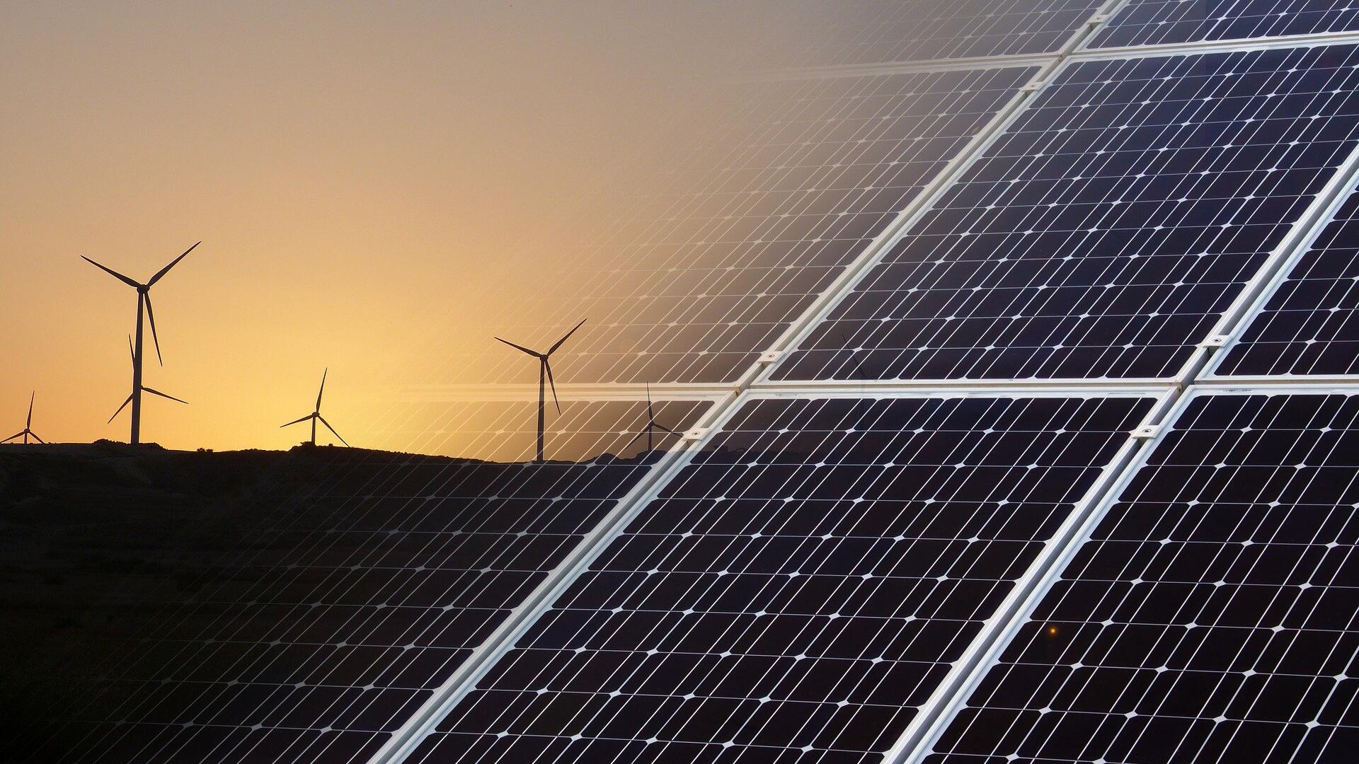 Windmolens en zonnepanelen.